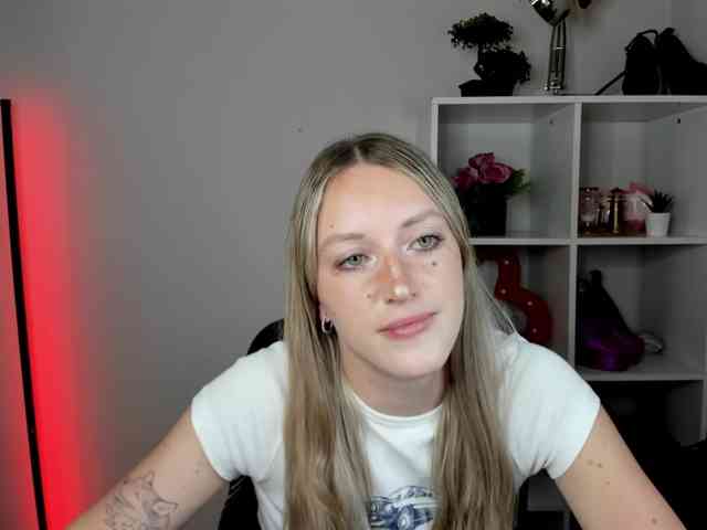 EvelynBlond Live Webcam on BongaCams