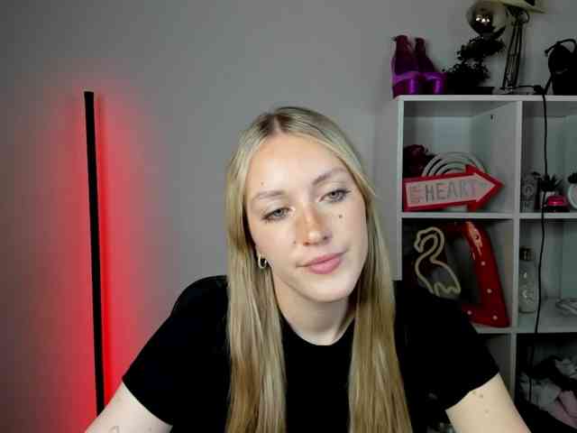 EvelynBlond26 webcam