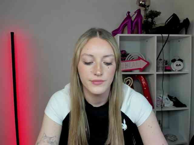 EvelynBlond26 webcam