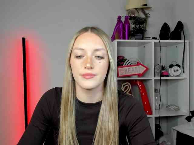 EvelynBlond26 webcam
