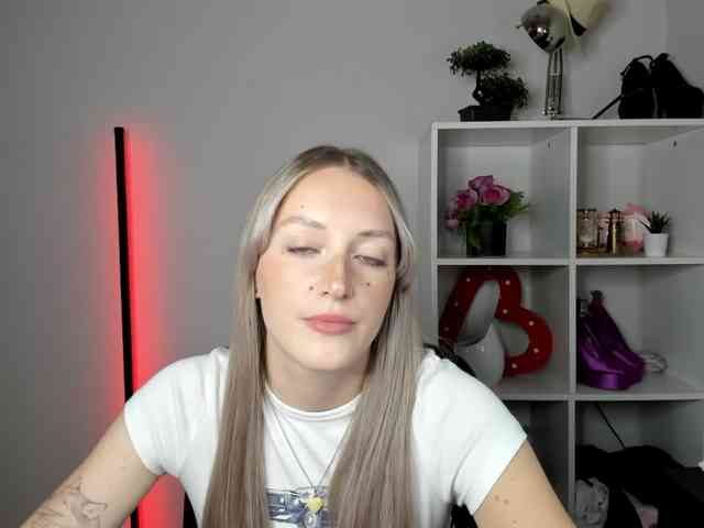 EvelynBlond26 webcam