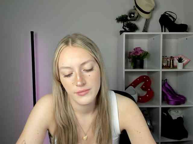 EvelynBlond26 webcam