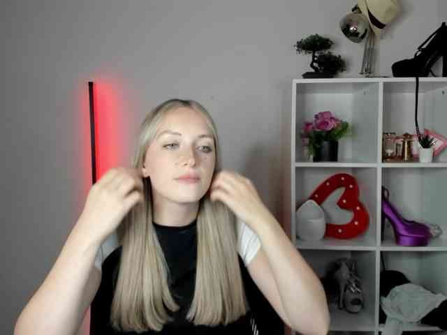 EvelynBlond26 webcam