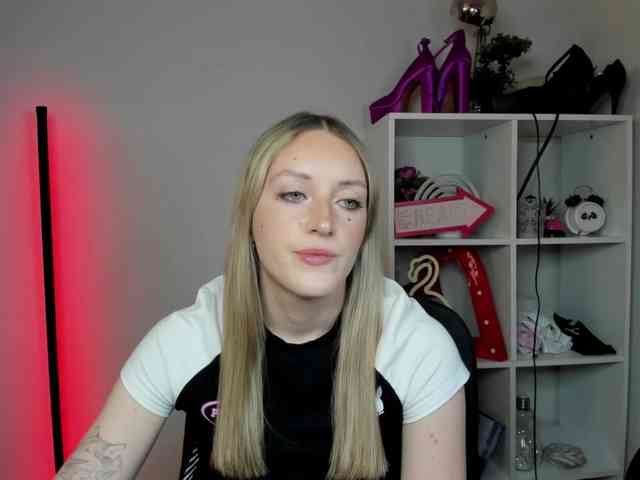 EvelynBlond26 webcam