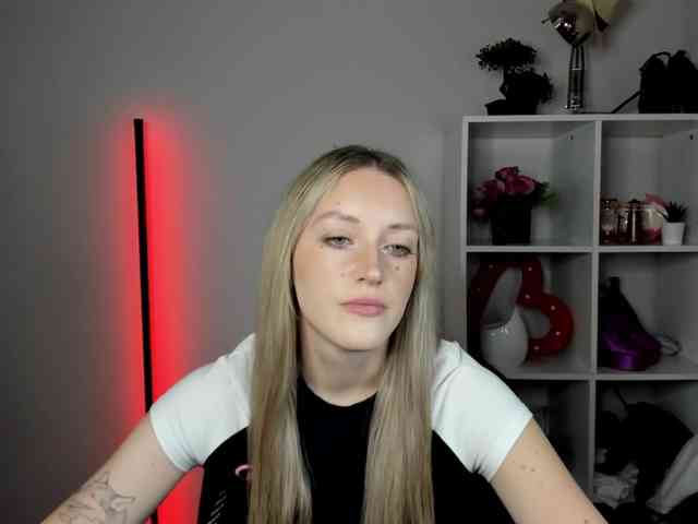 EvelynBlond26 webcam