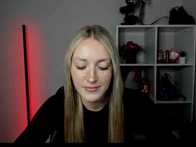 EvelynBlond26 webcam