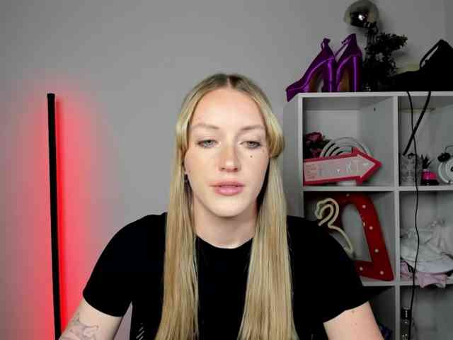 EvelynBlond26 webcam