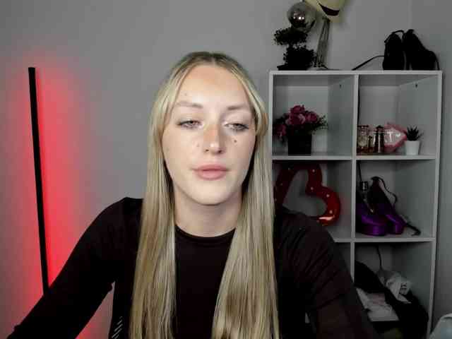Model: EvelynBlond26