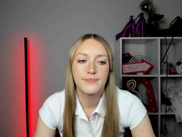 EvelynBlond26 webcam