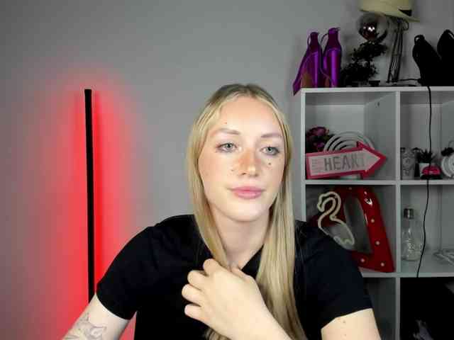 EvelynBlond26 webcam
