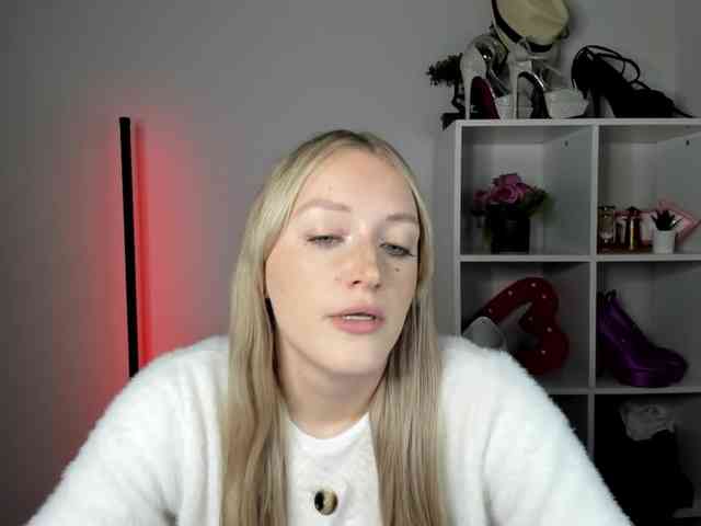 EvelynBlond26
