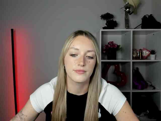 EvelynBlond26 webcam