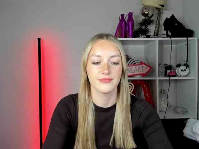 EvelynBlond26 webcam