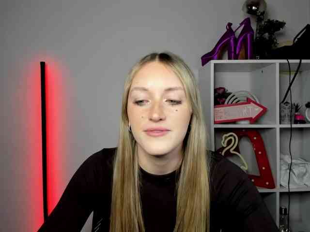 EvelynBlond26 webcam