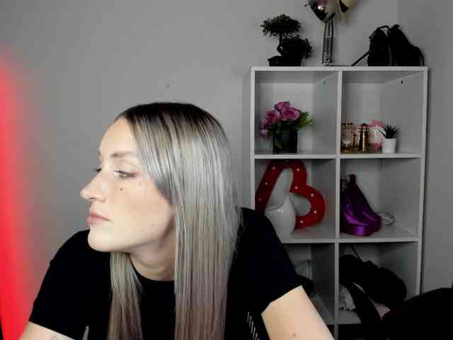EvelynBlond26 webcam