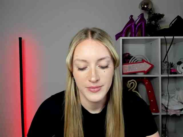 EvelynBlond26 webcam
