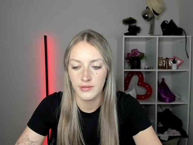 EvelynBlond26 webcam