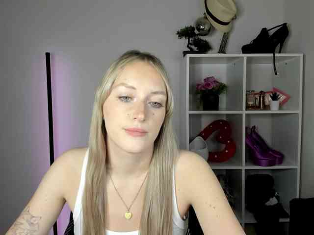 EvelynBlond26 webcam