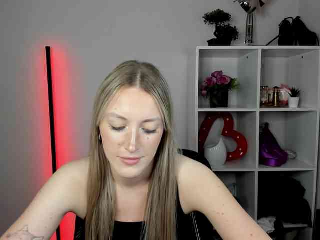 Model: EvelynBlond26