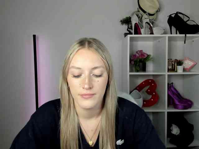 EvelynBlond26 webcam