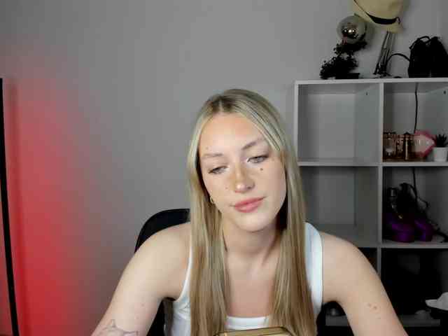 EvelynBlond26 webcam