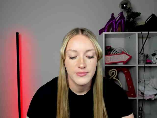 EvelynBlond26 webcam