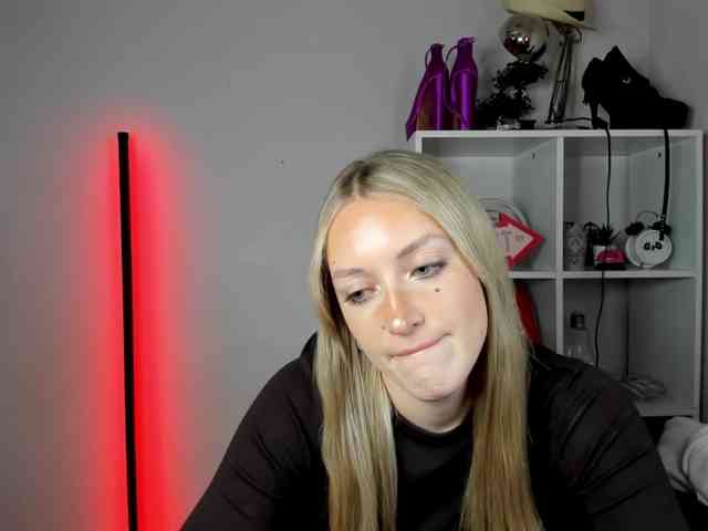 EvelynBlond26 webcam