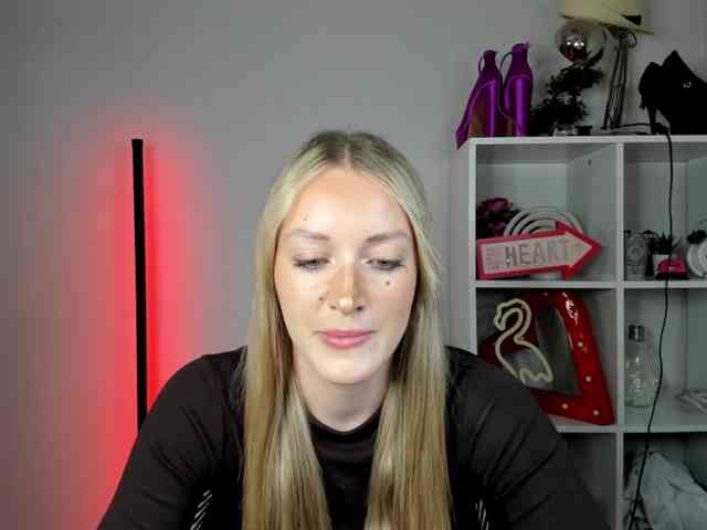 EvelynBlond26 webcam