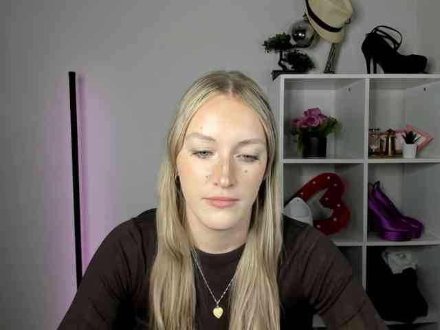 EvelynBlond26 webcam