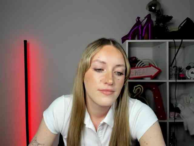 EvelynBlond26 webcam