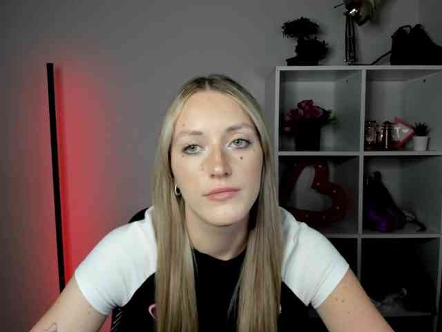 EvelynBlond26 webcam