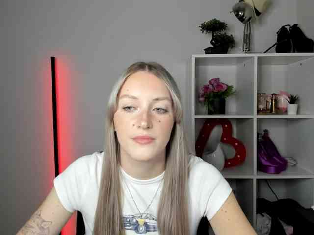 EvelynBlond26 webcam