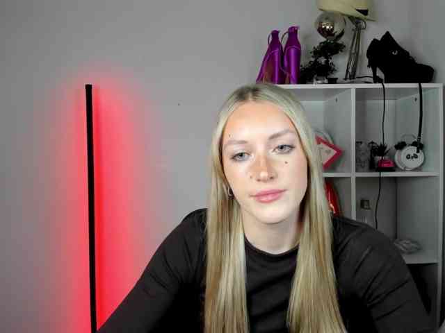 EvelynBlond26 webcam