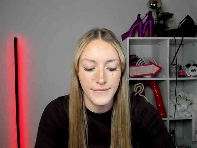 EvelynBlond26 webcam