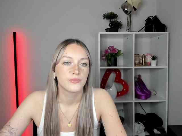 EvelynBlond26 webcam