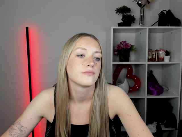 Model: EvelynBlond26