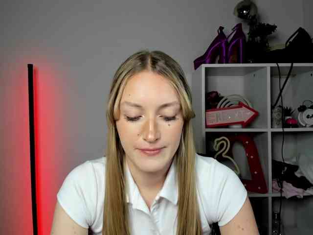 EvelynBlond26 webcam