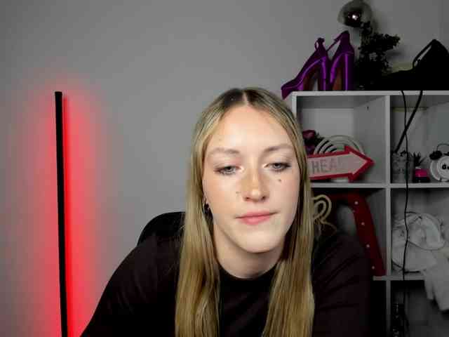 EvelynBlond26 webcam