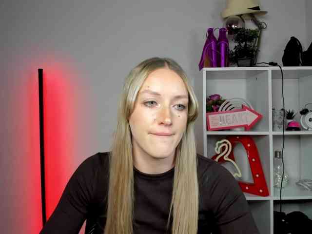 EvelynBlond26 webcam