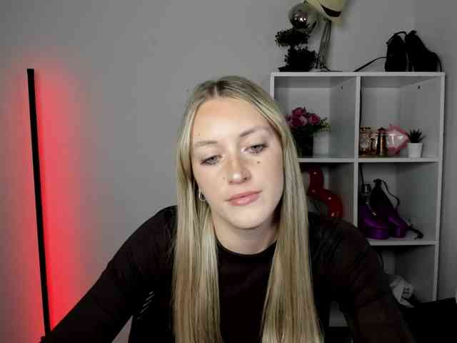 EvelynBlond26 webcam