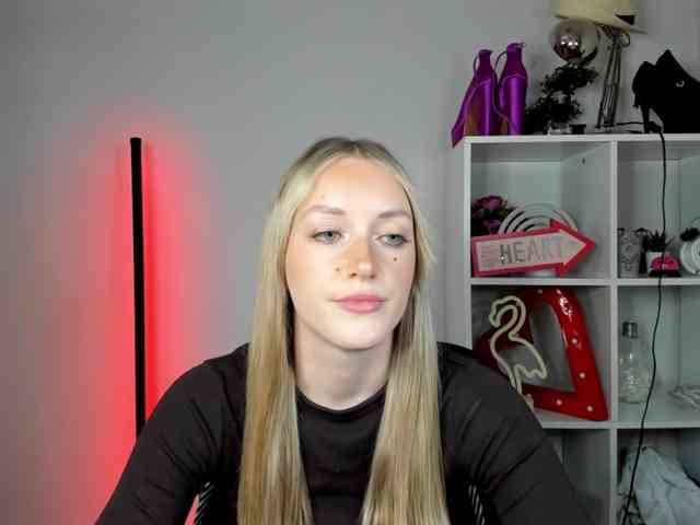 EvelynBlond26 webcam