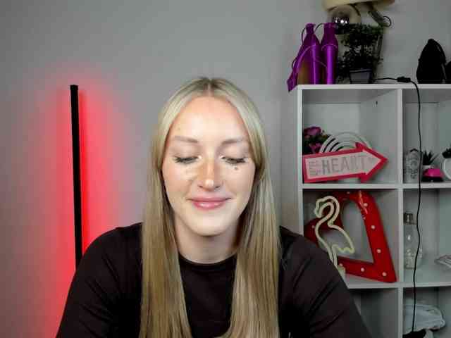 EvelynBlond26 webcam