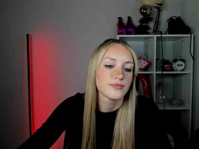 EvelynBlond26 webcam