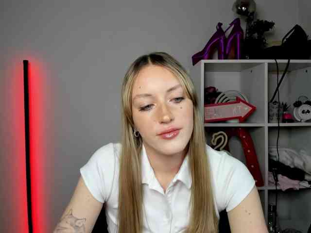 EvelynBlond26