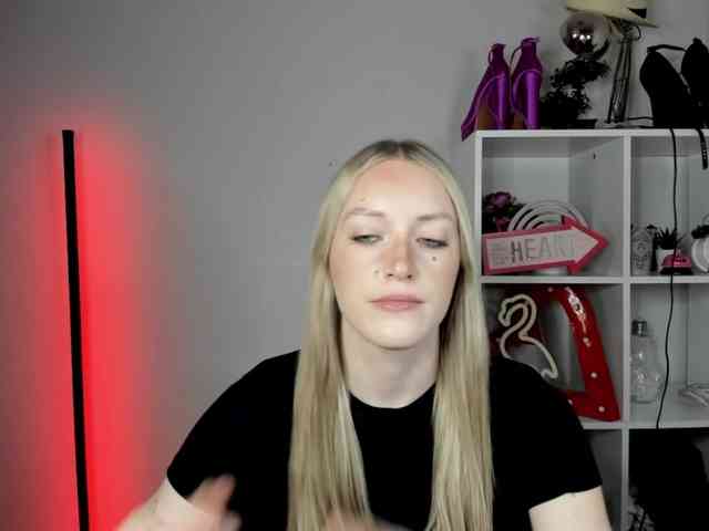 EvelynBlond26 webcam