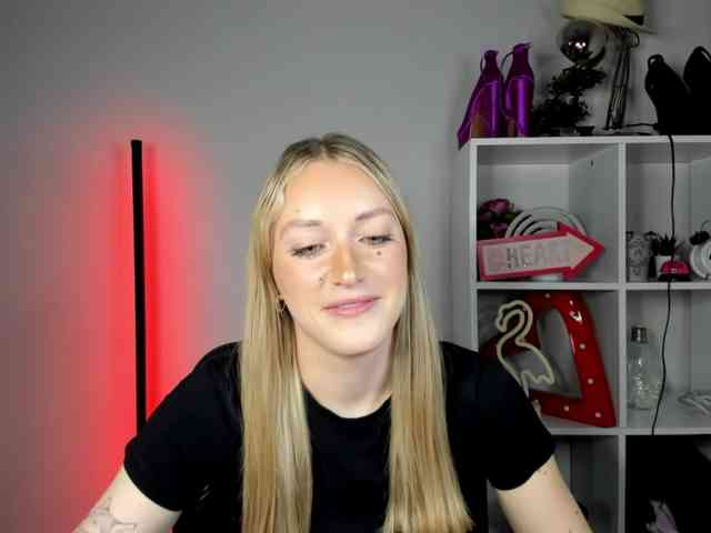 EvelynBlond26 webcam
