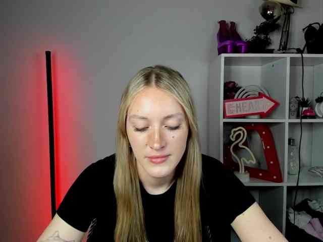 EvelynBlond26 webcam