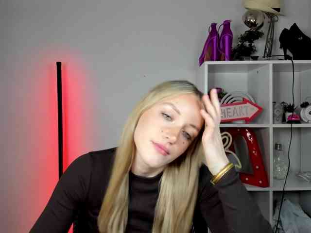 EvelynBlond26 webcam