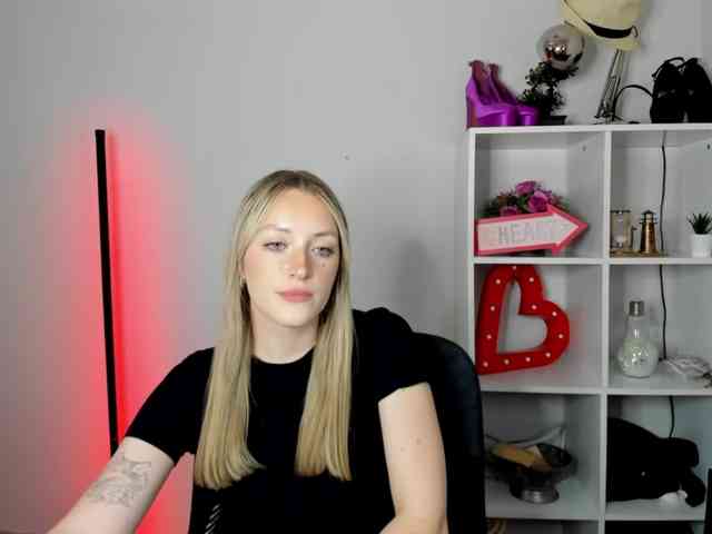 EvelynBlond26 webcam