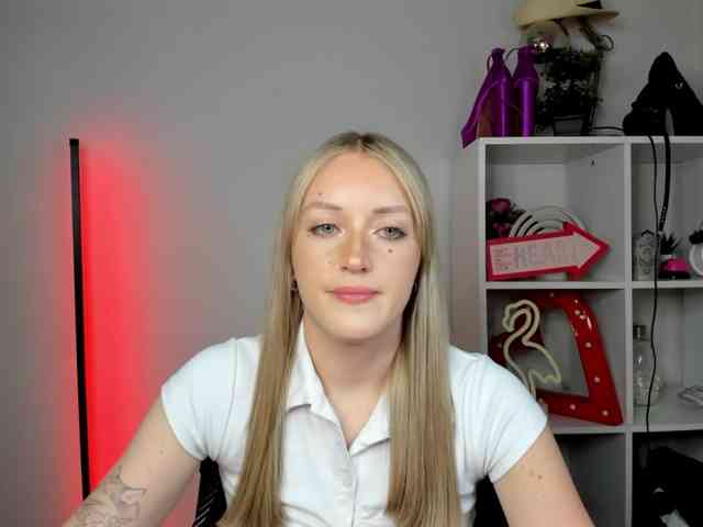 EvelynBlond26 webcam